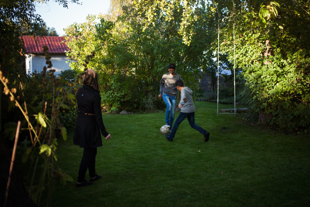 timo-stammberger-photography-fotografie-berlin-lageso-refugees-fluechtlinge-migration-soccer-garden-integration